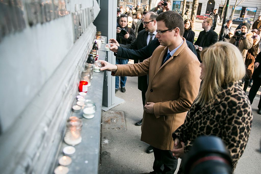 Schmidt Mária, a Terror Háza Múzeum főigazgatója Gulyás Gergely, a Fidesz frakcióvezetője a kommunizmus áldozatainak emléknapján a budapesti Terror Háza Múzeumban rendezett megemlékezésen 2018. február 25-én. Fotó: Horváth Péter Gyula