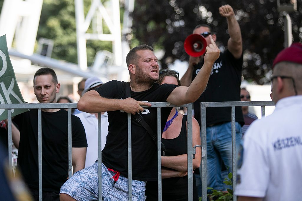 Budapest Pride ellen tüntetők az Erzsébet téren Fotó: Horváth Péter Gyula