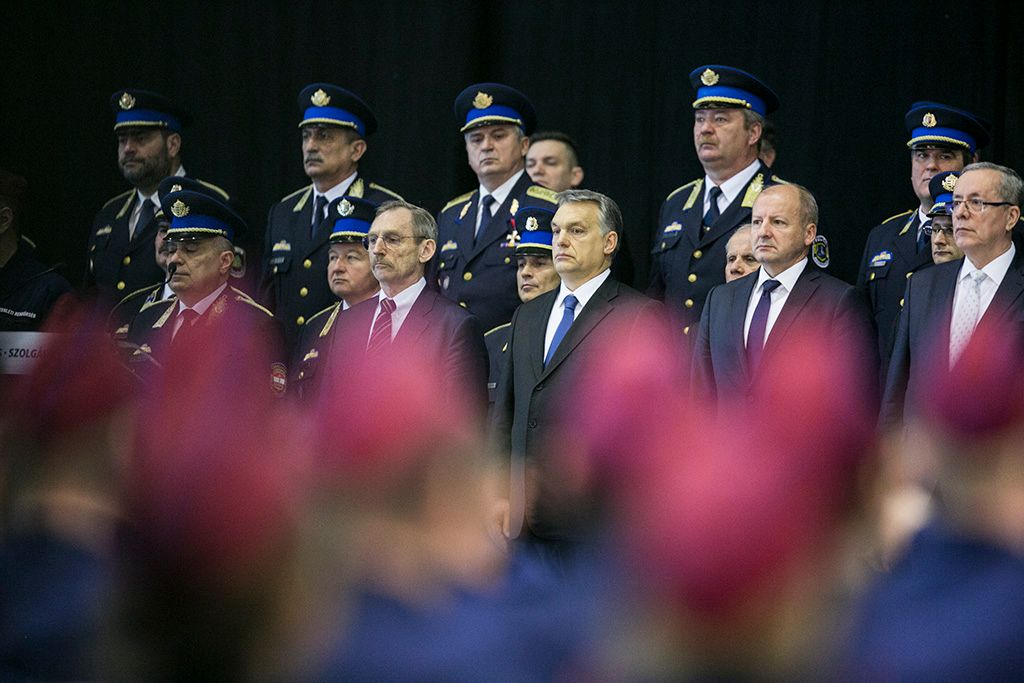 Orbán Viktor miniszterelnök a határvadászképzés második és harmadik ütemében kinevezett tiszthelyettesek ünnepélyes eskütételén a budapesti Hungexpón Fotó: Horváth Péter Gyula