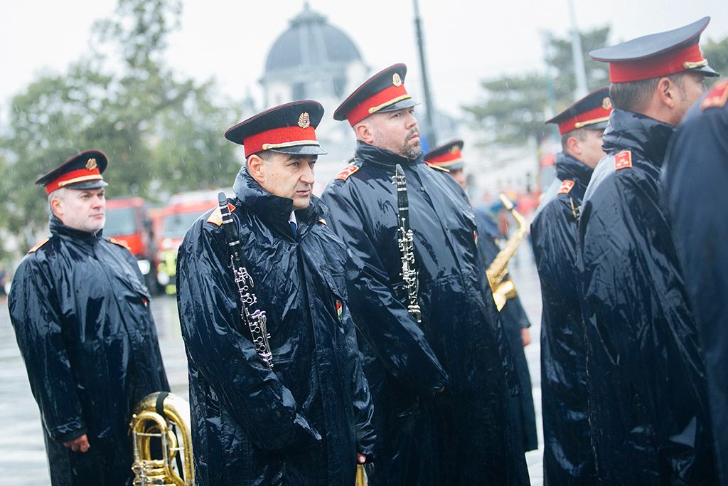 Új tűzoltóautók az átadóünnepségen a Hősök terén 2017. szeptember 21-én. Huszonöt új tűzoltóautóval bővűl a katasztrófavédelem járműparkja a járművek 16 megyébe kerülnek, összértékük meghaladja a hárommilliárd forintot. Fotó: Horváth Péter Gyula