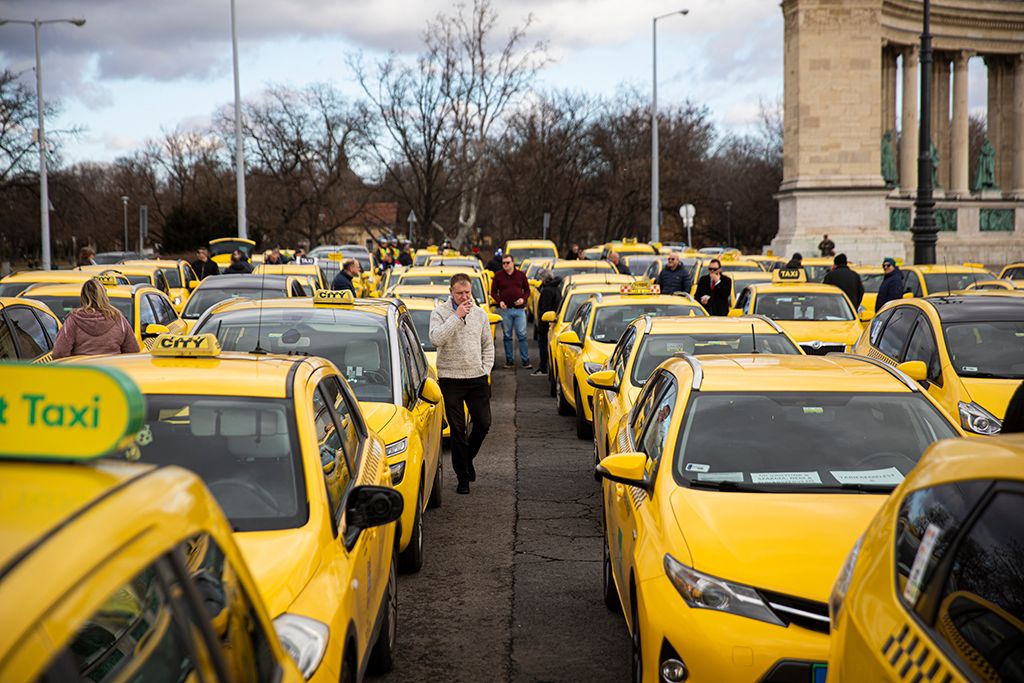 Látványos taxis demonstráció volt Budapesten a Hősök terén 5-HPGy