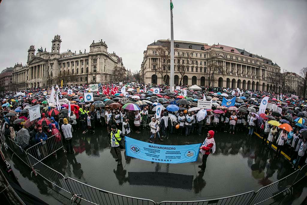 Parlament előtt tüntettek a tanárok 2016.02.13. foto:Horváth Péter Gyula