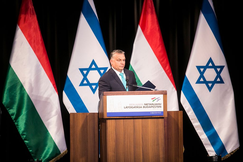 Orbán Viktor miniszterelnök  Benjámin Netanjahu izraeli miniszterelnök részt vesz a holokauszt áldozatainak emlékére tartott megemlékezésen az Emanuel Emlékfánál, a Dohány utcai zsinagóga udvarán 2017. július 19-én. A magyar miniszterelnök és izraeli vendége a látogatással a Mazsihisz meghívásának tesz eleget. Fotó: Horváth Péter Gyula