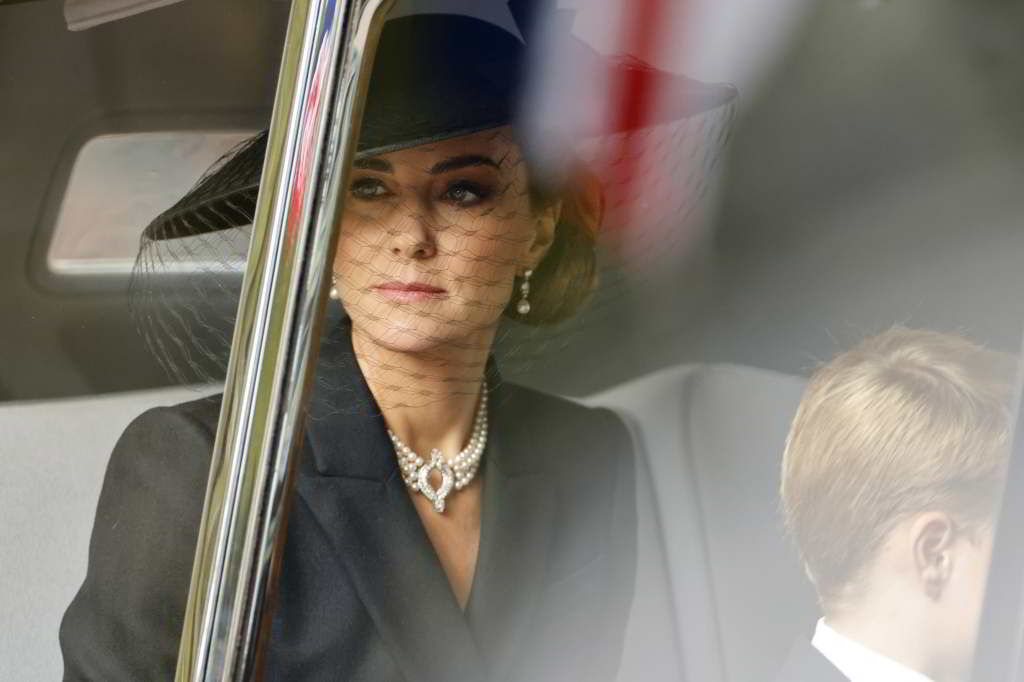 Katalin walesi hercegnõ, Vilmos walesi herceg, brit trónörökös felesége és fia, György herceg II. Erzsébet néhai brit uralkodó gyászszertartására érkezik a Westminster-apátságba, az angol-brit monarchia õsi londoni koronázó templomába 2022. szeptember 19-én. MTI