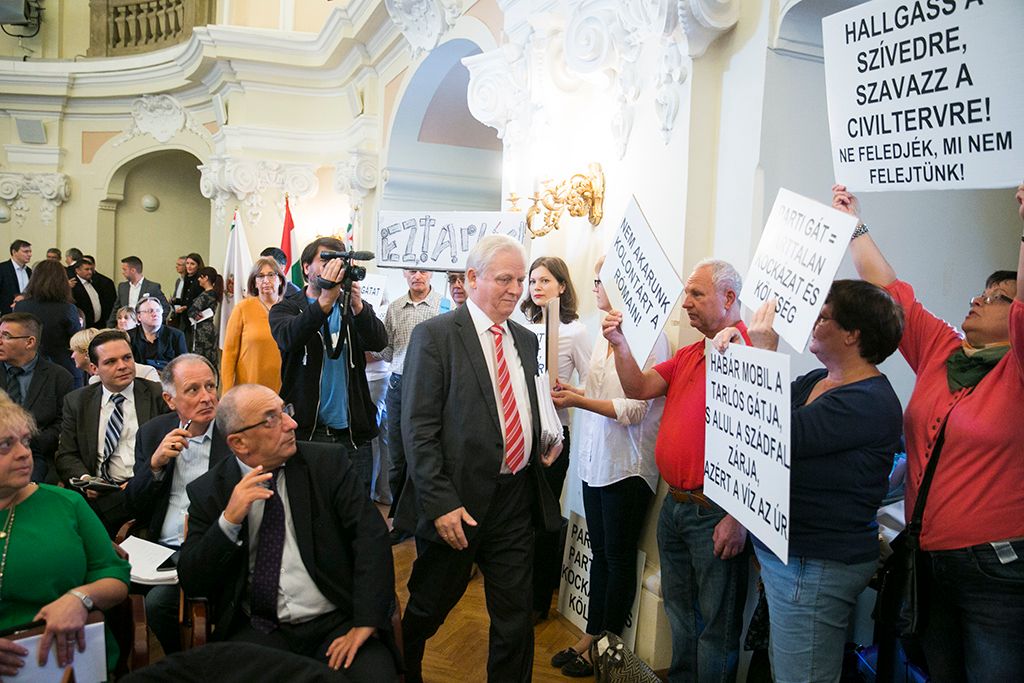 Tarlós Isván főpolgármeter tüntetők gyűrűjében érkezik  a Fővárosi Közgyűlésre  Fotó: Horváth Péter Gyula