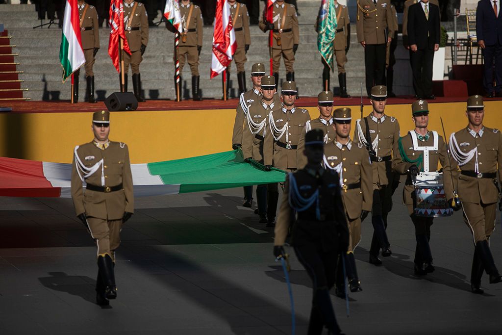 Díszünnepség és tisztavatás a Kossuth téren 6-HPGy