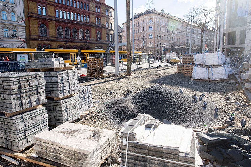 Áll a munka a feltúrt Blaha Lujza téren 11-HPGy