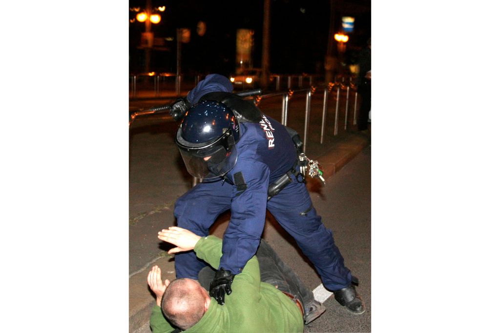 Rendőri túlkapás a Deak Teren az SZDSZ-satornal a liberalisok hazanal 2006 09 23 Foto Horvath Peter Gyula 6
