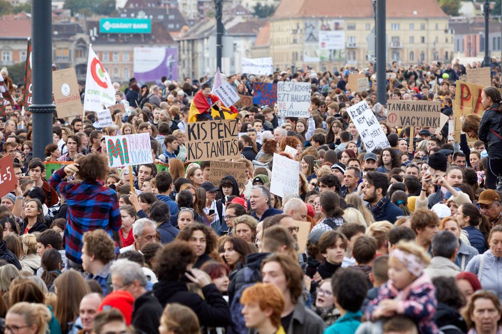 Diákok és tanárok tüntetnek a Margithídnál 43 20221005 -- fotó - Hatlaczki Balázs
