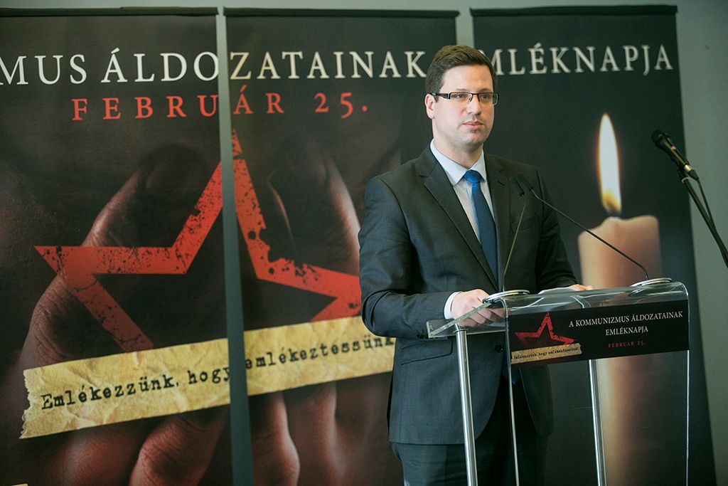 Schmidt Mária, a Terror Háza Múzeum főigazgatója Gulyás Gergely, a Fidesz frakcióvezetője  a kommunizmus áldozatainak emléknapján a budapesti Terror Háza Múzeumban rendezett megemlékezésen 2018. február 25-én. Fotó: Horváth Péter Gyula