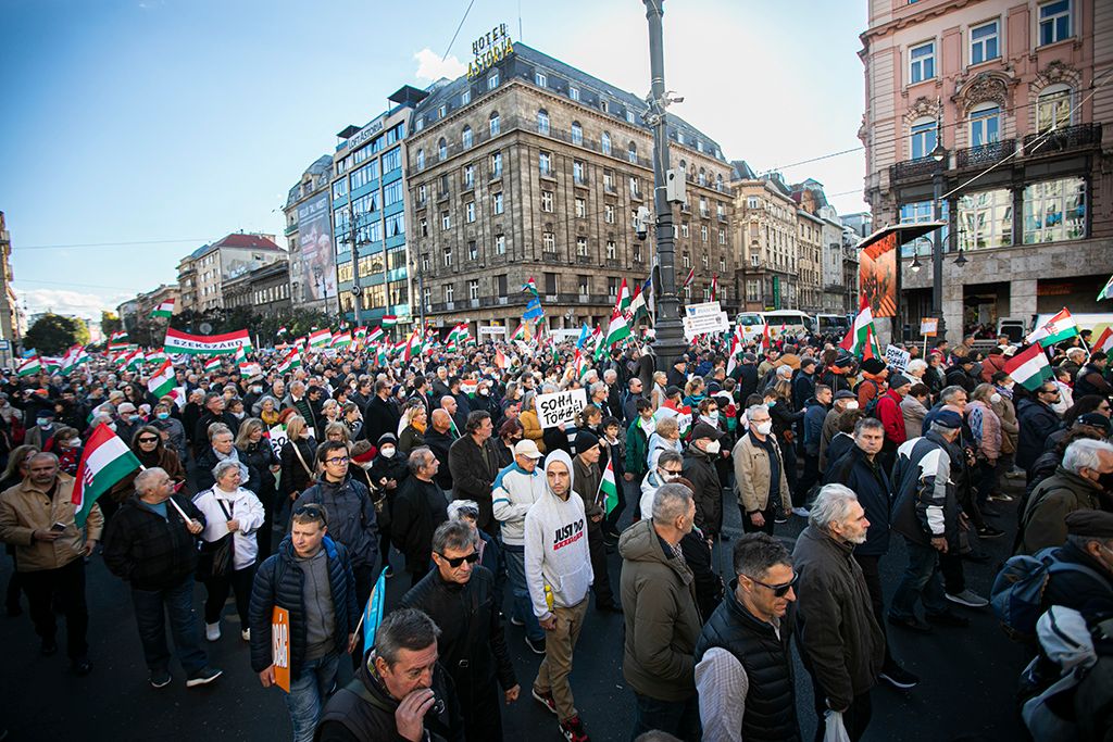 Hatalmas tömeg a Békemeneten 22-HPGy