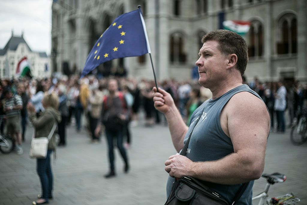 Résztvevők a 3.0 Mi vagyunk a többség - Tüntetés a demokráciáért! címmel meghirdetett demonstráción Budapesten, a Kossuth Lajos téren 2018. május 9-én. Fotó: Horváth Péter Gyula