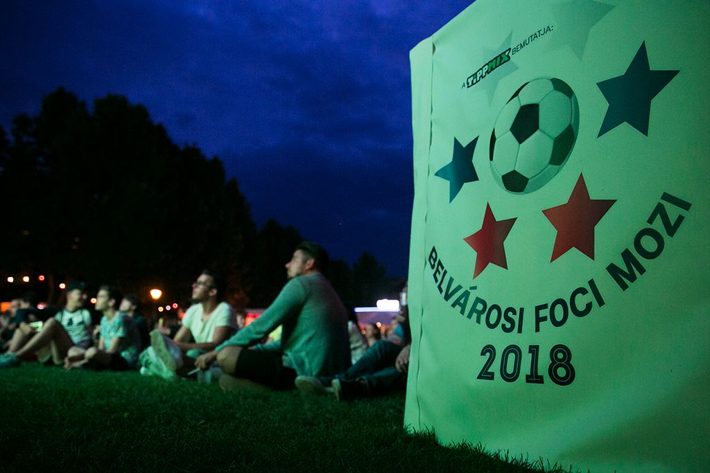 A második vb-nap slágermeccsét Portugália és Spanyolország játszotta a labdarúgó világbajnokságon. A belváros egyik leglátogatottabb pontján a Szabadság téren két óriás kivetítőn követhetik majd június 14-e és július 15-e között a labdarúgó-világbajnokság mérkőzéseit a szurkolók. Fotó: Horváth Péter Gyula
