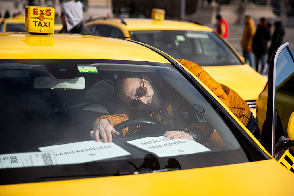 Látványos taxis demonstráció volt Budapesten a Hősök terén 6-HPGy