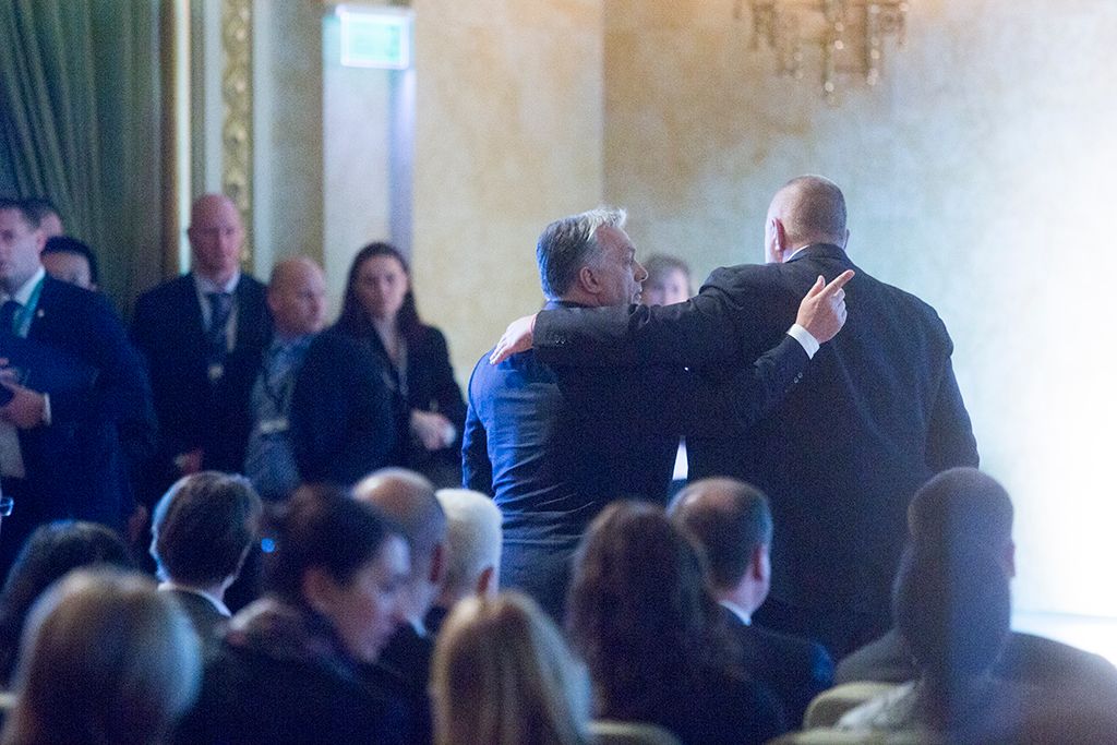 Orbán Viktor magyar és Bojko Boriszov bolgár miniszterelnök (b-j) a Kína-Kelet-Közép-Európa csúcstalálkozón Fotó: Horváth Péter Gyula
