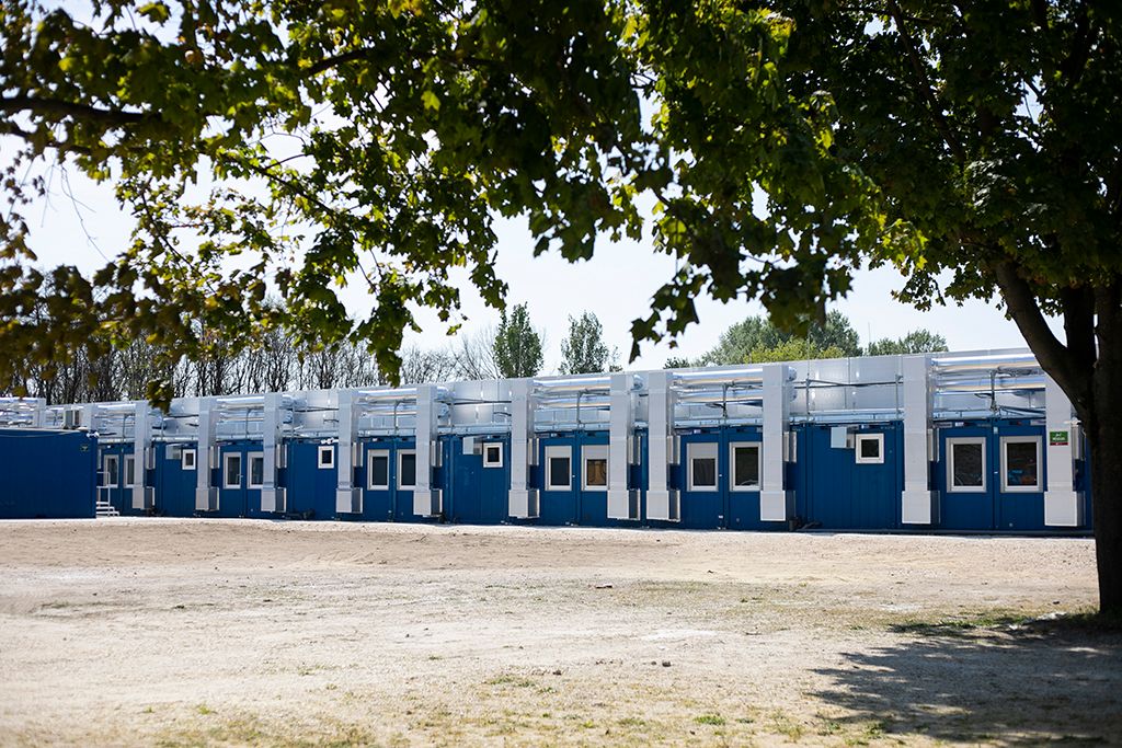 150 beteg befogadására alkalmas mobil járványügyi kórház a Kiskunhalasi Országos Büntetés-végrehajtási Intézet területén 21-HPGy