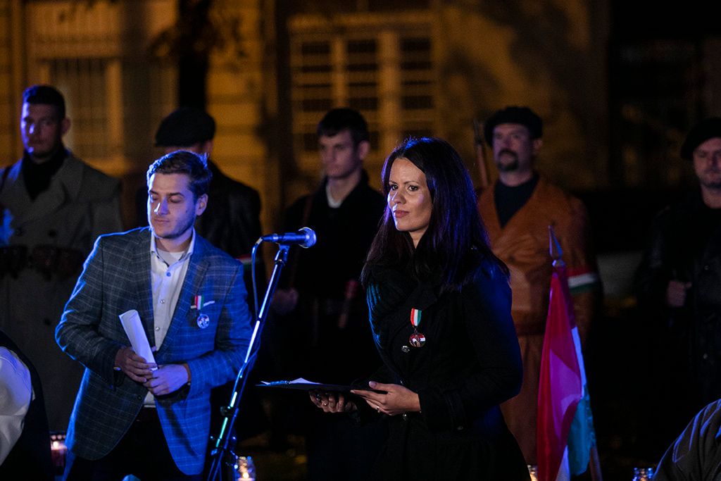 Kroó Zita a Pesti Tv és a Pesti Srácok.hu kolléganője a Halhatatlanok napja megemlékzésen 1-HPGy