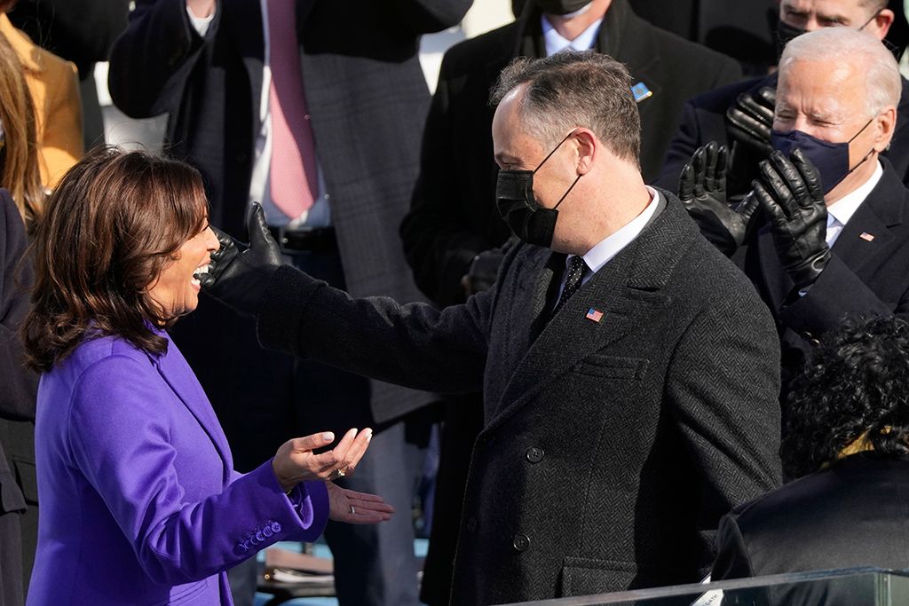 Kamala Harrisnek, az Egyesült Államok első színesbőrű női alelnökének férje, Doug Emhoff gratulál a hivatali eskütétel után MTI/EPA/Pool/Andrew Harnik