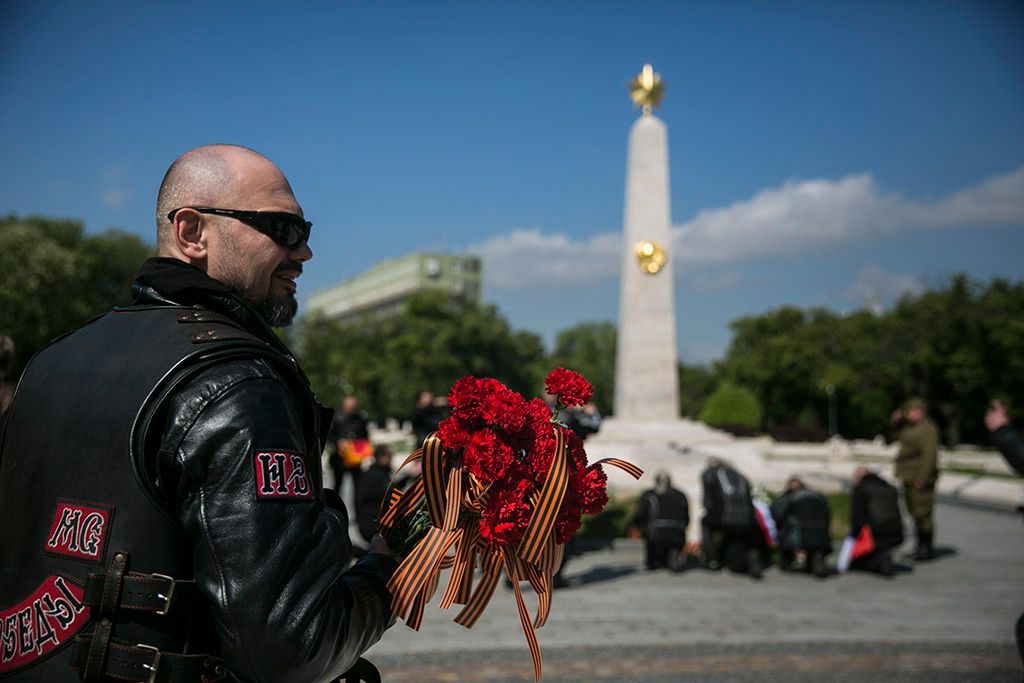 Fiumei úti Sírkertben, az Orosz  Éjszakai Farkasok-Motorosok koszorúzást tartottak  a II.világháborúban elesett szovjet katonák emlékművénél Fotó: Horváth Péterc Gyula