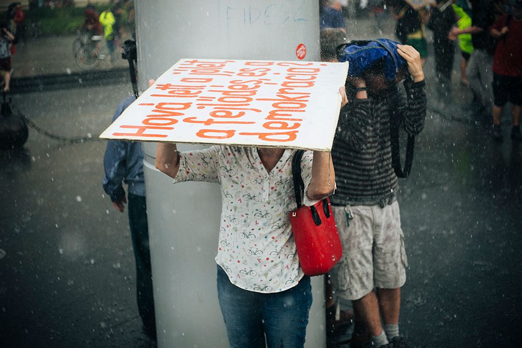 Résztvevők a 3.0 Mi vagyunk a többség - Tüntetés a demokráciáért! címmel meghirdetett demonstráción Budapesten, a Kossuth Lajos téren 2018. május 9-én. Fotó: Horváth Péter Gyula