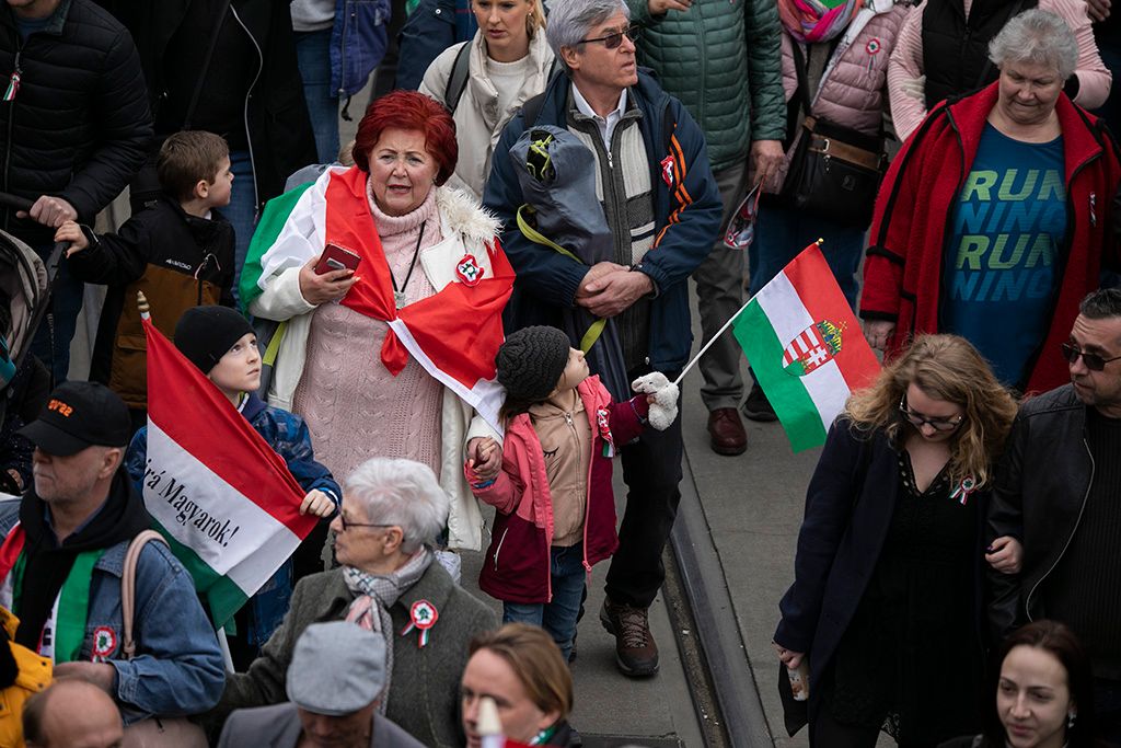 Hatalmas tömeg a Békemeneten 22-HPGy