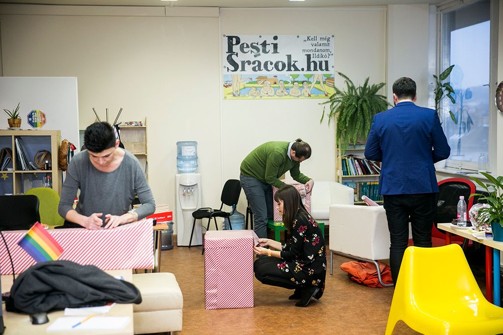 Adni jó, tartja a mondás, épp ezért a szeretet ünnepének közeledtével a PestiSrácok.hu szerkesztősége évről évre támogatást nyújt a nehéz sorsúaknak. Két éve a Mikulásgyárnak juttattunk el egy nagyobb csomagot, tavaly pedig a Budapest Bike Maffiával karöltve hajléktalanoknak főztünk, és osztottunk meleg ételt. Idén az Őrangyalok Ligájának segítéségével a kecskeméti Damjanich János Általános Iskola nebulóit leptük meg. Fotó: Horváth Péter Gyula