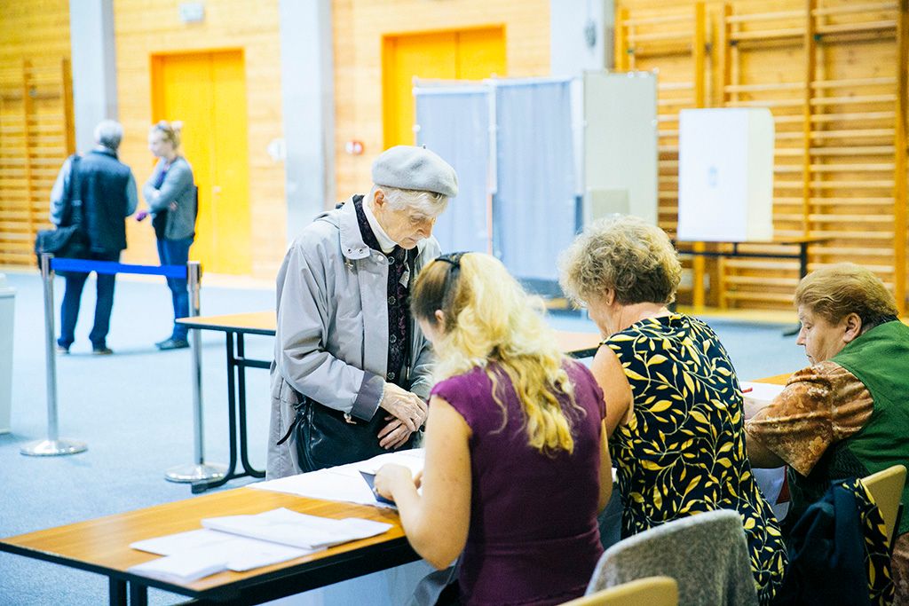 Népszavazás a II. kerületi II. Rákóczi Ferenc Gimnáziumban kialakított 63. szavazókörben a kvótareferendum napján, 2016. október 2-án. A népszavazást a nem magyar állampolgárok Magyarországra történő kötelező betelepítésével kapcsolatban írták ki. Fotó: Horváth Péter Gyula