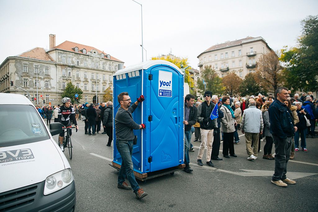 A Közös ellenzéki tüntetés a szabadságért, a korrupció ellen! címmel szervezett demonstráció résztvevői a II. kerületi Bem téren az 1956-os forradalom és szabadságharc kitörésének 62. évfordulóján, 2018. október 23-án.  Fotó: Horváth Péter Gyula