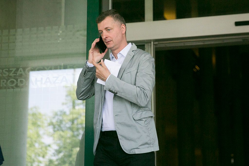 Fidesz-frakció zárt alakuló ülése után távoznak a Képviselői Irodaházból a Fidesz-frakció képviselői. Fotó: Horváth Péter Gyula