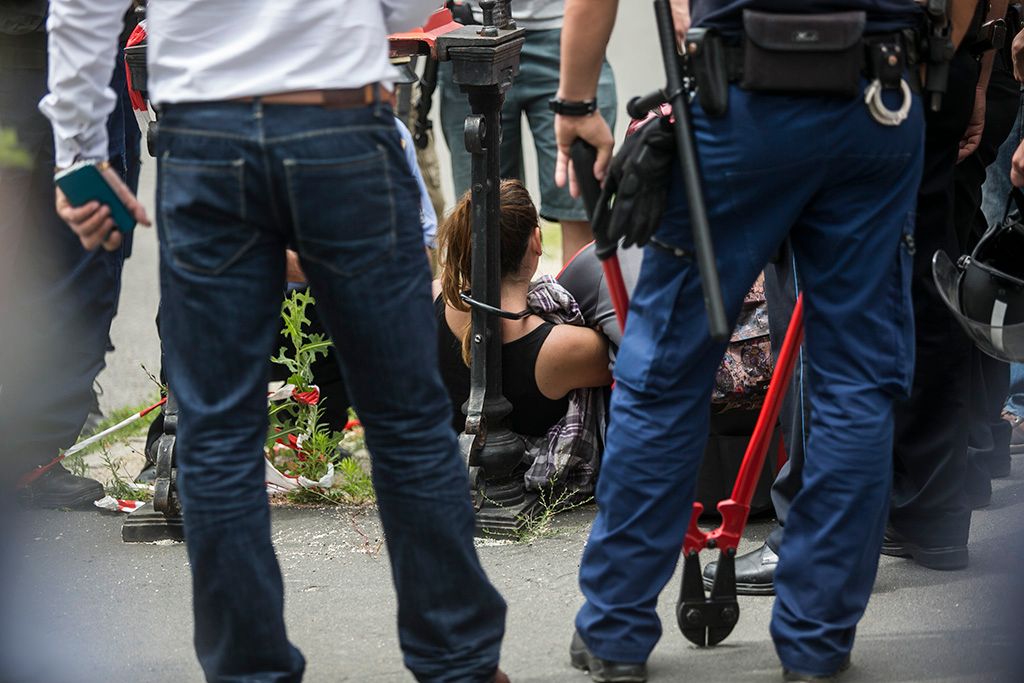 Budapest, 2016. június 28. Ligetvédők nevű civil mozgalom aktivistái, felmásztak a Közlekedési Múzeum kéményére és ablakaira a helyszínen zajló építkezésnél tartott demonstráció során. Fotó: Horváth Péter Gyula