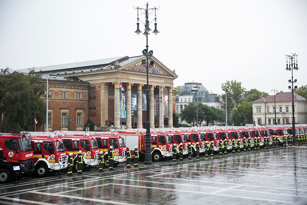 Új tűzoltóautók az átadóünnepségen a Hősök terén 2017. szeptember 21-én. Huszonöt új tűzoltóautóval bővűl a katasztrófavédelem járműparkja a járművek 16 megyébe kerülnek, összértékük meghaladja a hárommilliárd forintot. Fotó: Horváth Péter Gyula