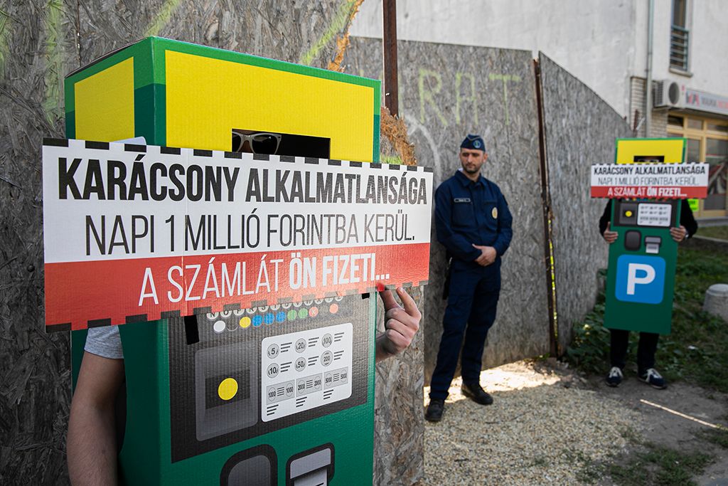 Parkolóautomatás jelmezbe öltözött aktivisták-HPGy
