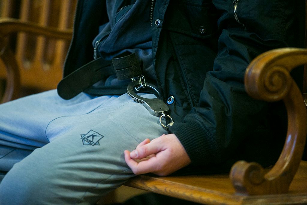 A 2016. szeptember 24-ei Teréz körúti robbantás vádlottja az ellene előre kitervelten, aljas indokból, több ember és hivatalos személy sérelmére több ember életét veszélyeztetve elkövetett emberölés bűntettének kísérlete és más bűncselekmények miatt indult per első tárgyalási napján a Fővárosi Törvényszéken 2018. január 31-én. Fotó: Horváth Péter Gyula