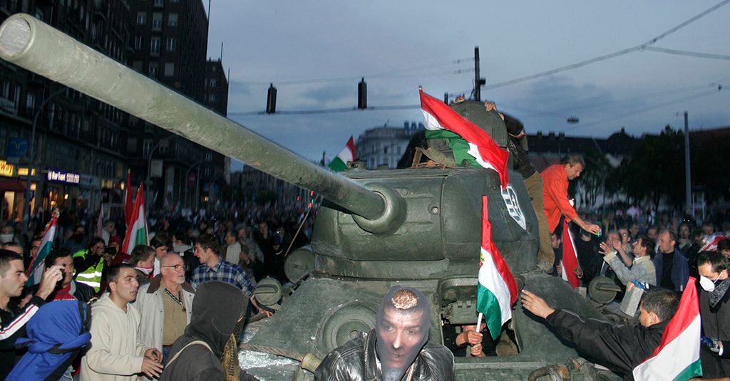 Elkotottek a T 34 es tankot Budapest belvarosaban 2006 oktober 23 a Foto Horvath Peter Gyula