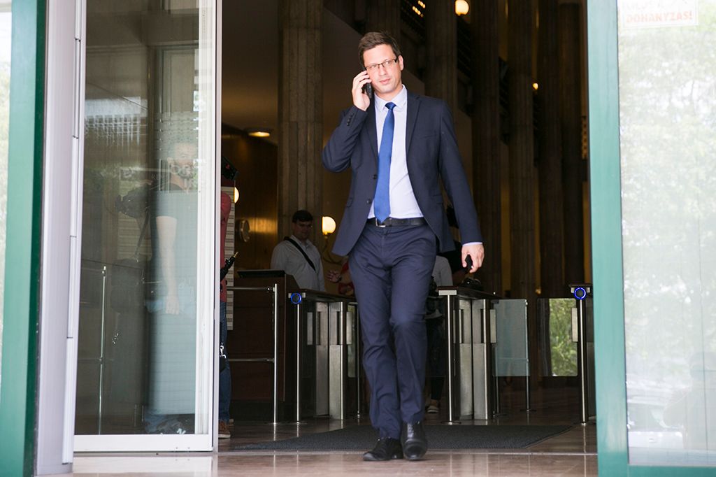 Fidesz-frakció zárt alakuló ülése után távoznak a Képviselői Irodaházból a Fidesz-frakció képviselői.  Fotó: Horváth Péter Gyula