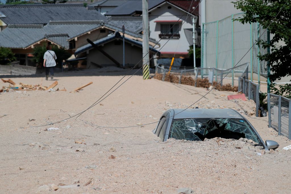 Iszaptengerben egy autó a Hirosima prefektúrabeli Szakában 2018. július 13-án. A heves esõzések elõidézte áradások és földcsuszamlások következtében mintegy kétszáz ember életét vesztette, több tucatnyit eltûntként tartanak nyilván Japán nyugati és közéspõ részén. (MTI/EPA/Jiji Press)