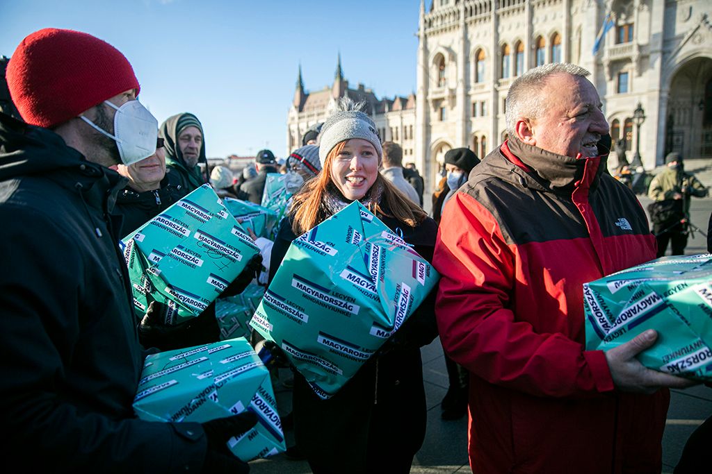 Élőlánccal viszi az ellenzék az aláírásokat a választási irodához 20-HPGy