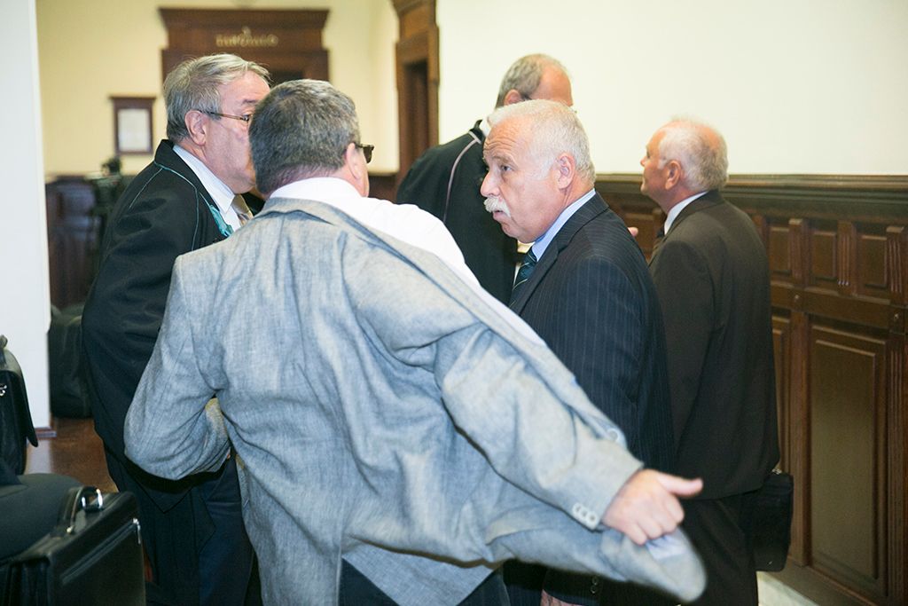 Galambos Lajos, a Nemzetbiztonsági Hivatal (NBH) volt főigazgatója, elsőrendű Szilvásy György, a Gyurcsány-kormány titokminisztere, másodrendű P. László, egy biztonsági cég vezetője, harmadrendű és Laborc Sándor, a Nemzetbiztonsági Hivatal (NBH) volt főigazgatója, negyedrendű vádlott  az úgynevezett kémper tárgyalásán a Kúria tárgyalótermében 2018. május 29-én. Fotó: Horváth Péter Gyula