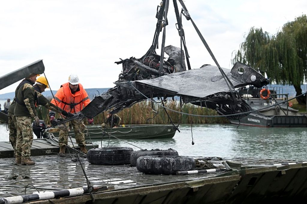 Második világháborús magyar vadászgép roncsait emelték ki