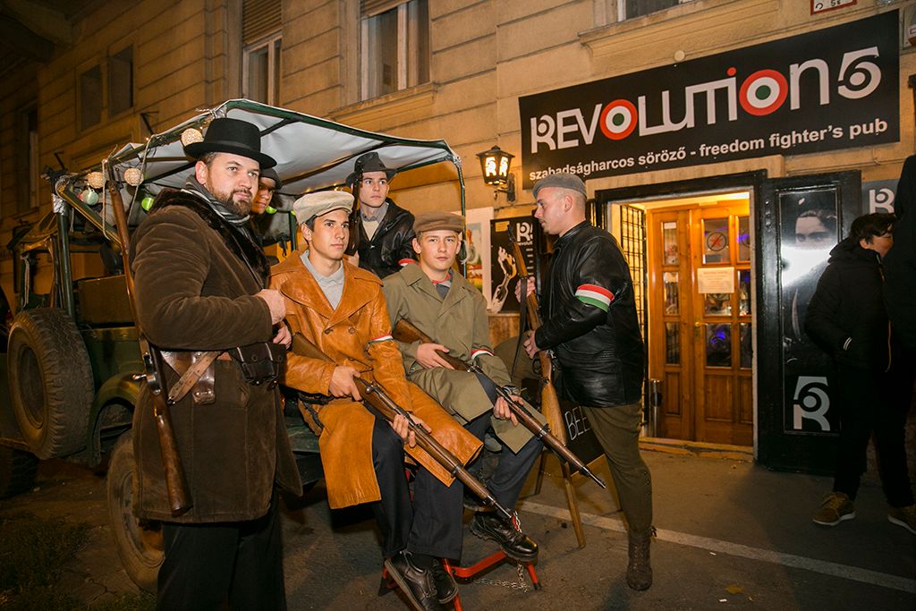 A Honvédtüzér Hagyományőrző Csapat az R56-söröző előtt Fotó: Horváth Péter Gyula