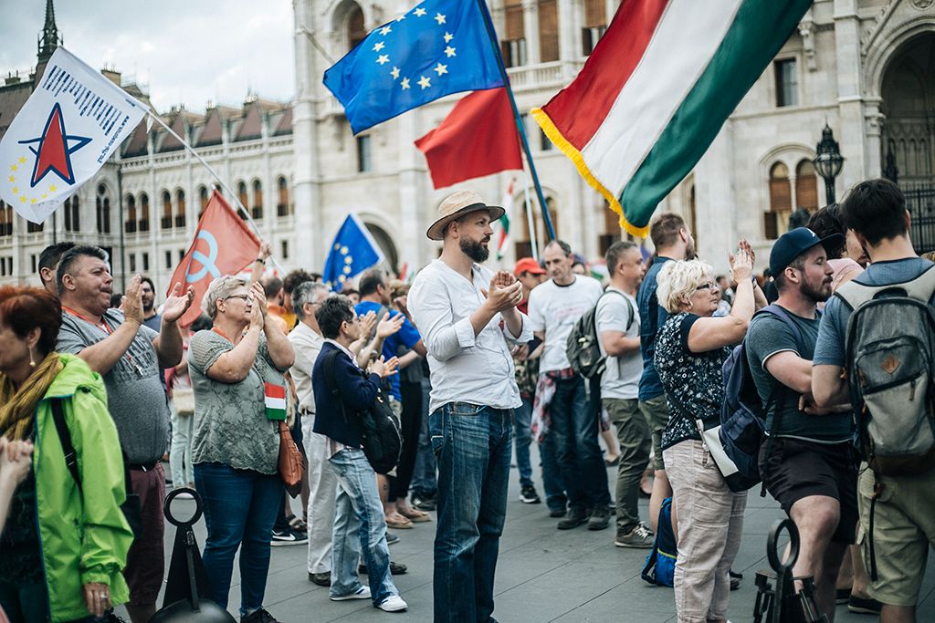 Résztvevők a 3.0 Mi vagyunk a többség - Tüntetés a demokráciáért! címmel meghirdetett demonstráción Budapesten, a Kossuth Lajos téren 2018. május 9-én. Fotó: Horváth Péter Gyula