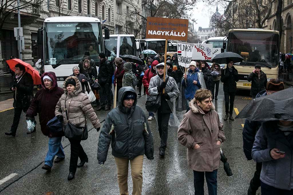 Parlament előtt tüntettek a tanárok 2016.02.13. foto:Horváth Péter Gyula