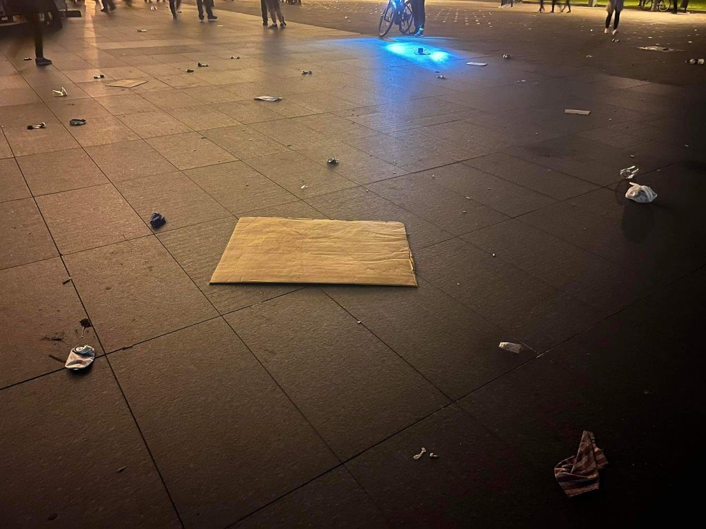 Szemét a tanártüntetés után.