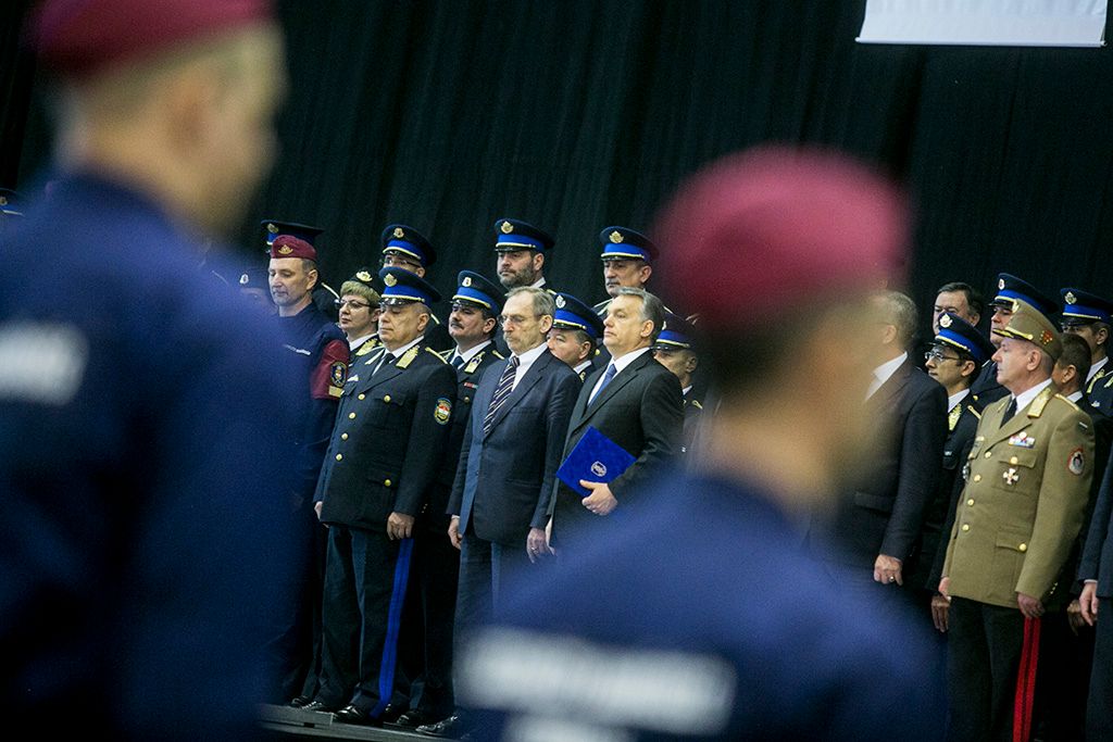 Orbán Viktor miniszterelnök a határvadászképzés második és harmadik ütemében kinevezett tiszthelyettesek ünnepélyes eskütételén a budapesti Hungexpón Fotó: Horváth Péter Gyula