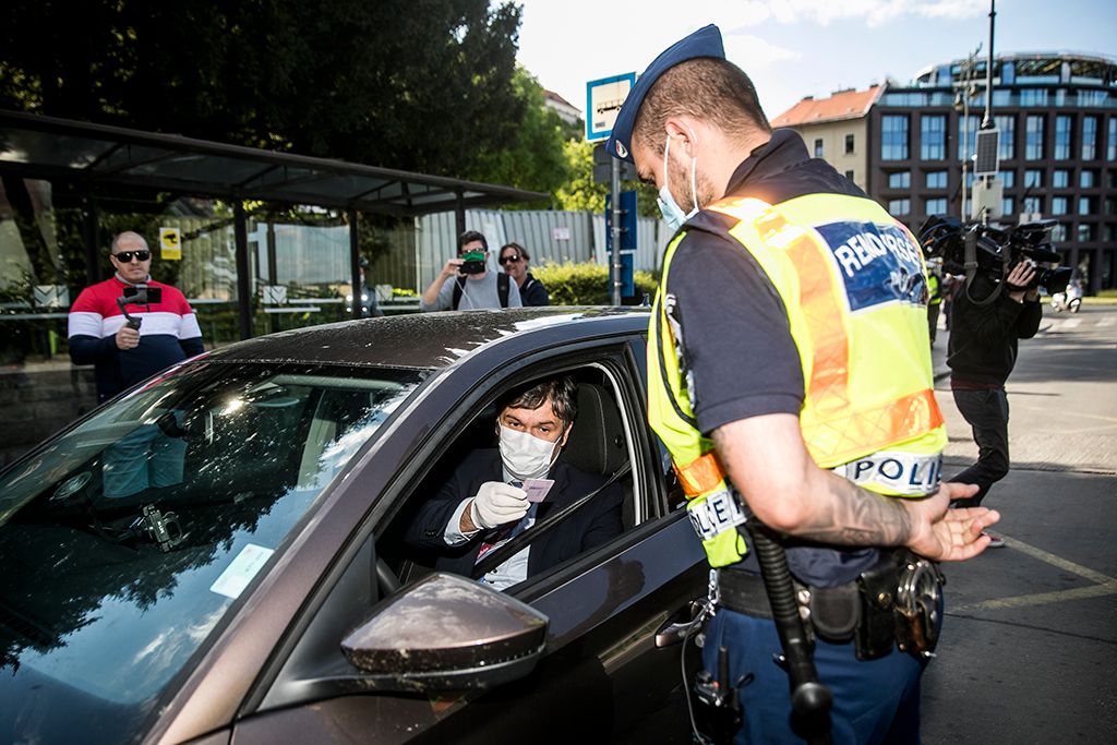Hadházy Ákost igazoltatják a rendőrök  2-HPGy