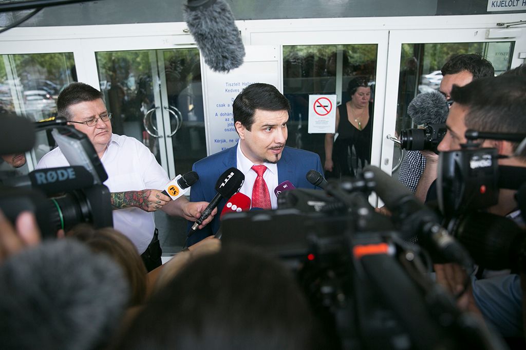 MSZP tagog érkeznek az  Magyar Szocialista Párt  tisztújító kongresszusára a Villányi úti konferenciaközpontba. Fotó: Horváth Péter Gyula