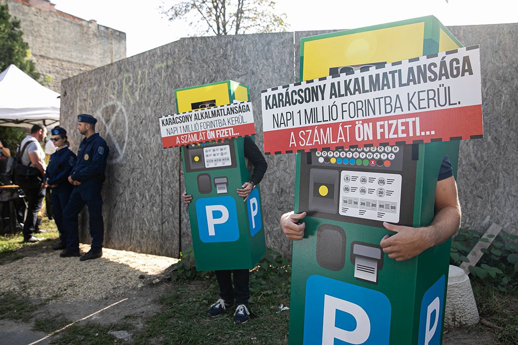 Parkolóautomatás jelmezbe öltözött aktivisták 1-HPGy