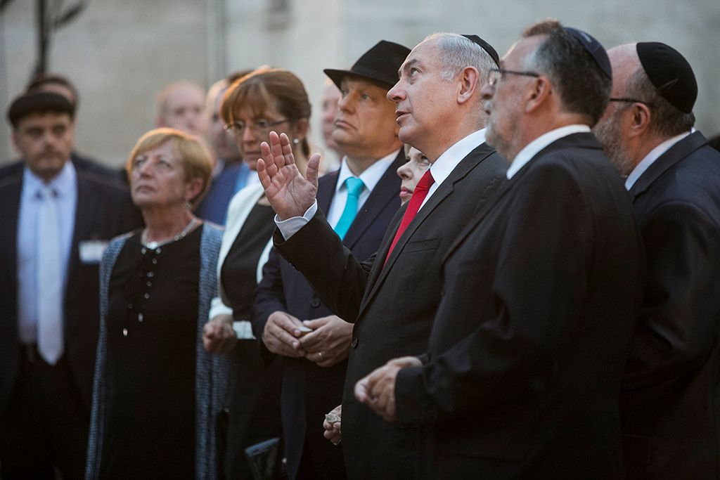 Orbán Viktor miniszterelnök  Benjámin Netanjahu izraeli miniszterelnök részt vesz a holokauszt áldozatainak emlékére tartott megemlékezésen az Emanuel Emlékfánál, a Dohány utcai zsinagóga udvarán 2017. július 19-én. A magyar miniszterelnök és izraeli vendége a látogatással a Mazsihisz meghívásának tesz eleget. Fotó: Horváth Péter Gyula