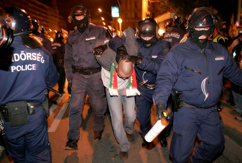 Rendőri túlkapás a Deak Teren az SZDSZ-satornal a liberalisok hazanal Foto Horvath Peter Gyula 2