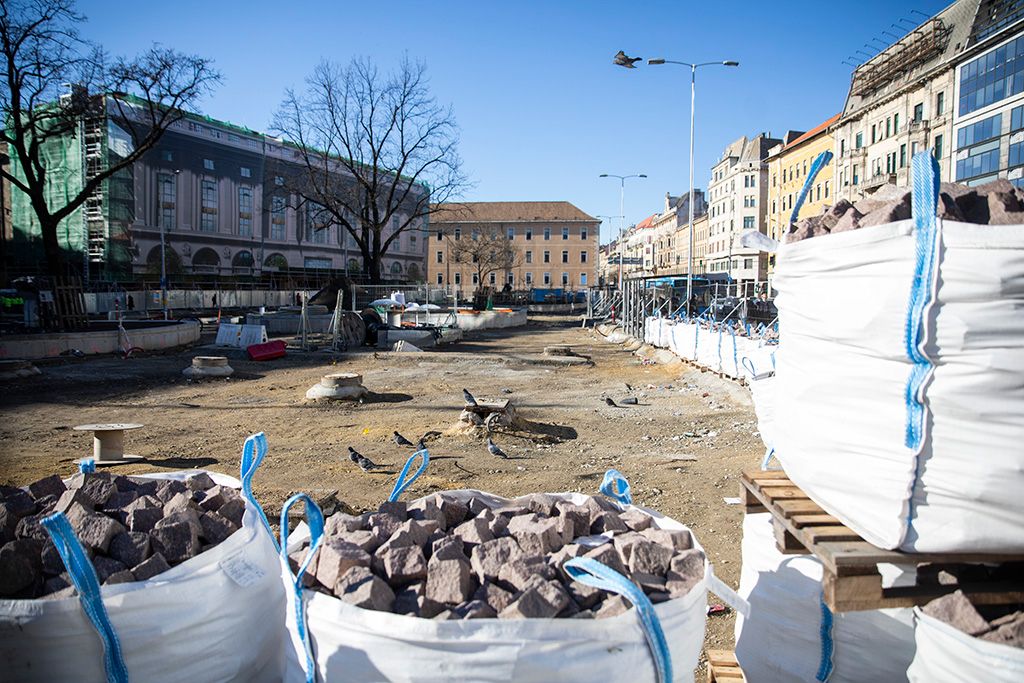 Áll a munka a feltúrt Blaha Lujza téren 8-HPGy